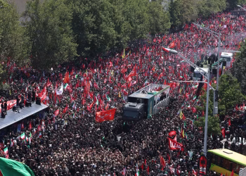 Millones despiden a Alí Jameneí en Teherán en un gesto de poder de la República Islámica