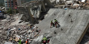 Venezuela intenta retomar la normalidad mientras avanza retirada de escombros en La Guaira