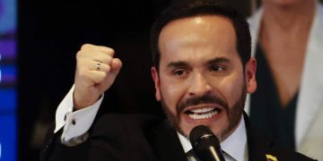 Presidente electo de Colombia ordena suspensión del proceso de transición del gobierno de Petro