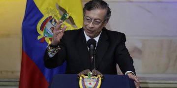 Petro se despide de las tribunas con llamado a una huelga general contra De la Espriella