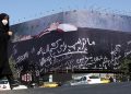 “Mataremos a Trump”, un nuevo mural en Teherán muestra al presidente EE.UU. en un ataúd