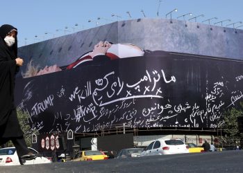 “Mataremos a Trump”, un nuevo mural en Teherán muestra al presidente EE.UU. en un ataúd