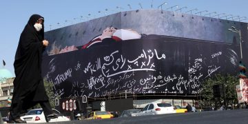 “Mataremos a Trump”, un nuevo mural en Teherán muestra al presidente EE.UU. en un ataúd