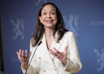Machado dice que vuelve a Venezuela y pide ayuda a para la "reconstrucción democrática"