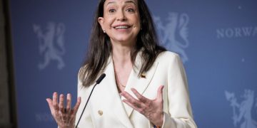 Machado dice que vuelve a Venezuela y pide ayuda a para la "reconstrucción democrática"