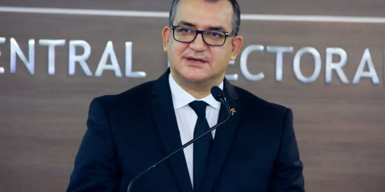 Presidente JCE aclara escudo de nueva cédula está certificado y cumple con la ley