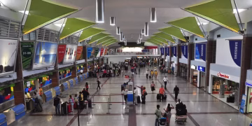 Filtración de agua en el AILA provocó caída una sección del plafón en terminal