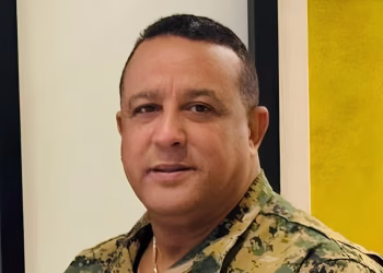 Suspenden a coronel por presuntas fiestas y permisos a reclusos en cárcel de Azua