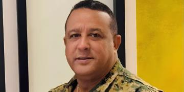 Suspenden a coronel por presuntas fiestas y permisos a reclusos en cárcel de Azua
