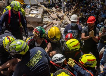 Socorristas estadounidenses llegan a Colombia para rescatar personas tras el terremoto