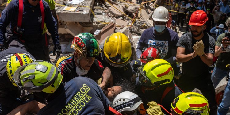 Socorristas estadounidenses llegan a Colombia para rescatar personas tras el terremoto