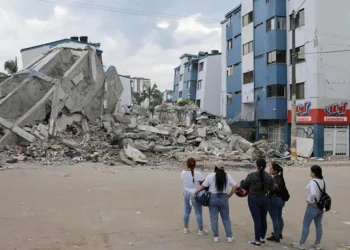 Suman más de 300 muertos en Colombia tras potente terremoto