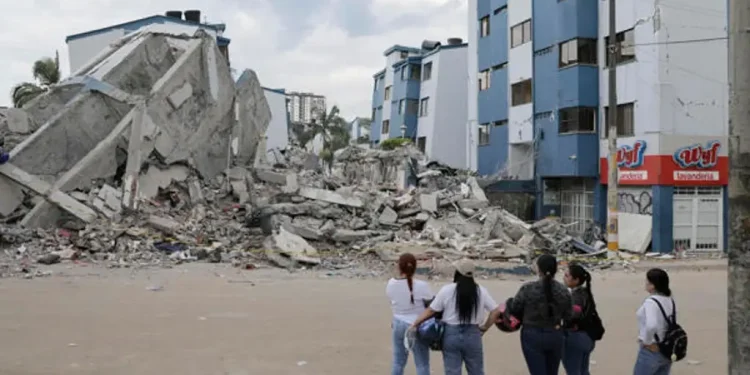 Suman más de 300 muertos en Colombia tras potente terremoto