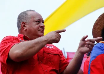 Cabello da bienvenida a opositores que llegaron a Venezuela para diálogo con el chavismo