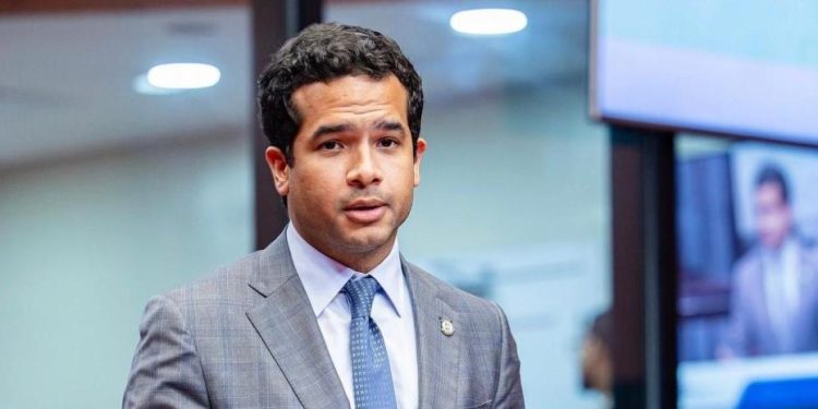 Omar Fernández solicita a las autoridades prestar atención a la carga migratoria en el país