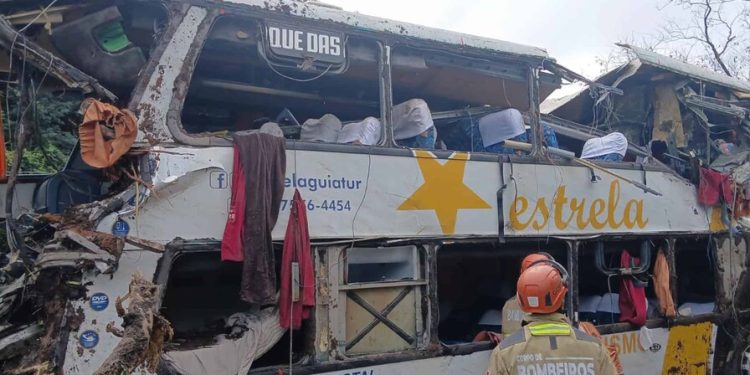 Mueren al menos 21 personas tras el choque entre un autobús y un camión en Brasil
