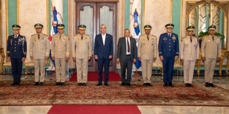 Presidente Abinader juramenta nuevos mandos militares y policiales