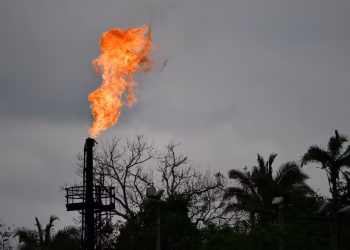 El petróleo cae ante las expectativas de un acuerdo entre Irán y Omán para reabrir Ormuz