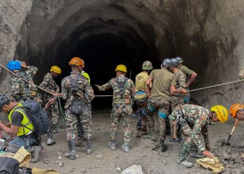 Nepal abre túneles inundados sin saber si encontrará sobrevivientes o cadáveres
