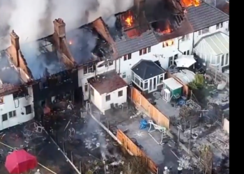 Incendio calcina 19 casas cerca de Birmingham, y lleva a 20 personas al hospital