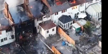 Incendio calcina 19 casas cerca de Birmingham, y lleva a 20 personas al hospital