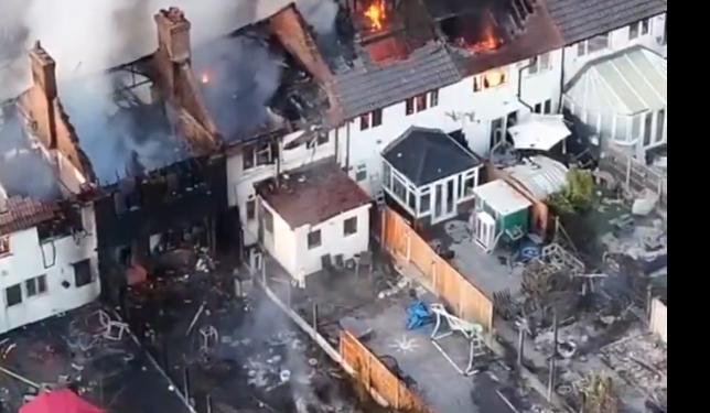Incendio calcina 19 casas cerca de Birmingham, y lleva a 20 personas al hospital