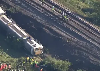 Un tren de pasajeros descarrila en sur de Inglaterra, dejando 11 heridos