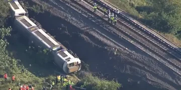 Un tren de pasajeros descarrila en sur de Inglaterra, dejando 11 heridos