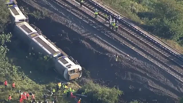 Un tren de pasajeros descarrila en sur de Inglaterra, dejando 11 heridos