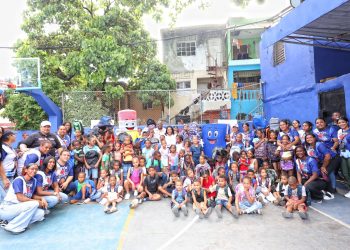 Diputada Leyvi Bautista inicia jornada de entrega de útiles escolares en Santo Domingo Oeste