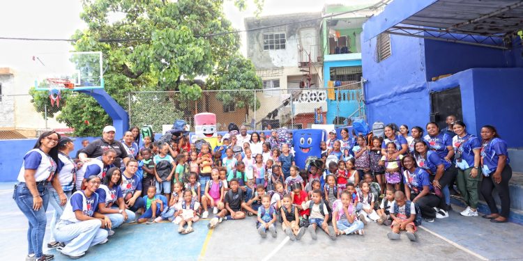 Diputada Leyvi Bautista inicia jornada de entrega de útiles escolares en Santo Domingo Oeste