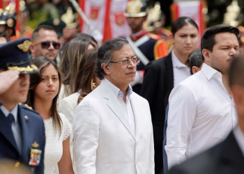 El Senado colombiano autoriza al expresidente Petro a salir del país por un año