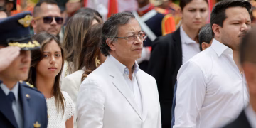 El Senado colombiano autoriza al expresidente Petro a salir del país por un año