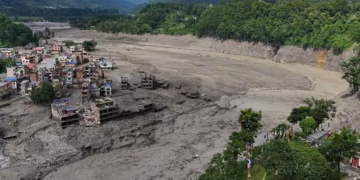 Al menos 16 muertos y 400 sin contacto en Nepal tras una riada en la frontera con China