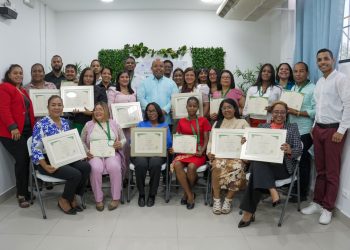 Regional 15 del MINERD reconoce a directores y docentes por sus aportes a la educación ambiental y los huertos escolares