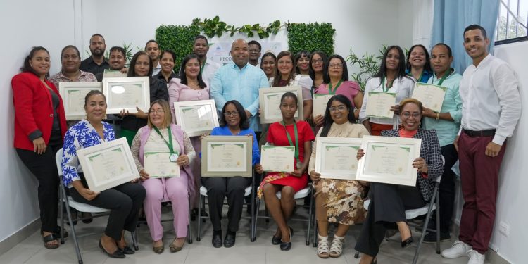 Regional 15 del MINERD reconoce a directores y docentes por sus aportes a la educación ambiental y los huertos escolares