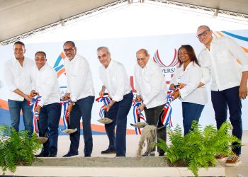 Abinader y rector de la UFHEC dan primer picazo a Plaza ARCASA y nuevo campus universitario en San Juan