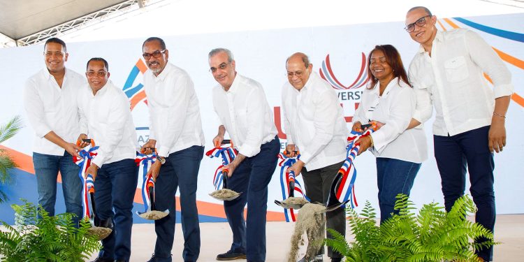 Abinader y rector de la UFHEC dan primer picazo a Plaza ARCASA y nuevo campus universitario en San Juan