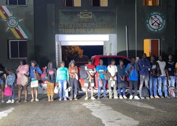 Apresan 19 haitianos en una camioneta en puesto de chequeo en Dajabón