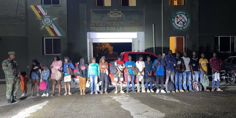 Apresan 19 haitianos en una camioneta en puesto de chequeo en Dajabón