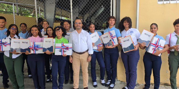 Presidente Luis Abinader entrega 436 becas del ITLA para impulsar la educación tecnológica en Pedro Brand