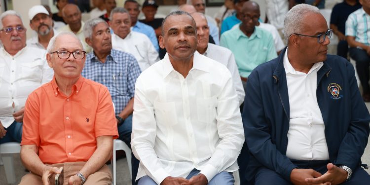 COOPINFA entrega útiles escolares a socios en retiro y sus familias