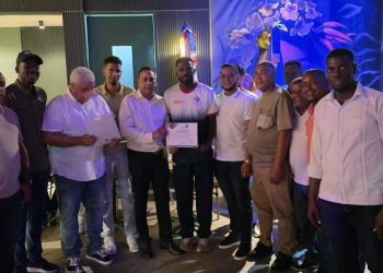 Senador Pedro Tineo entrega más de RD$500 mil a atletas medallistas y gestiona soluciones para el deporte en Monte Plata