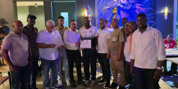 Senador Pedro Tineo entrega más de RD$500 mil a atletas medallistas y gestiona soluciones para el deporte en Monte Plata