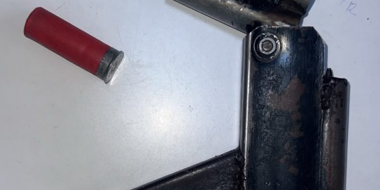 DGM detiene haitiano indocumentado con arma de fabricación casera “chilena” y cartuchos calibre 12