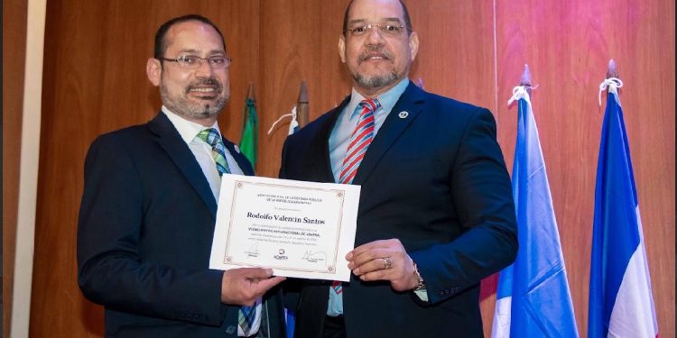 Director de Defensa Pública Dominicana recibe reconocimiento internacional en Argentina