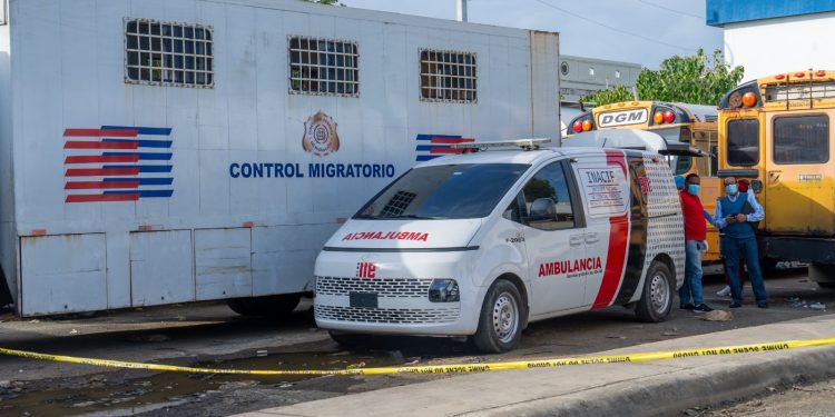 Hallan cuerpo en estado de descomposición dentro de camión de Migración