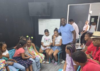 Autoridades y dirigentes comunitarios realizan operativo médico en Villa Duarte SDE