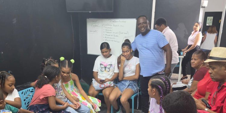 Autoridades y dirigentes comunitarios realizan operativo médico en Villa Duarte SDE