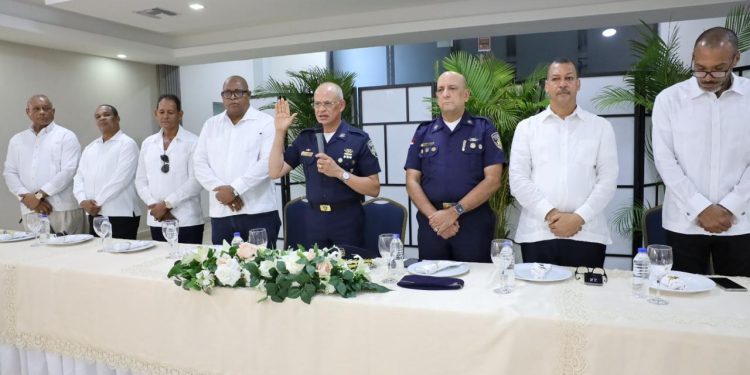 Director general policial encabeza emotivo reencuentro con compañeros de promoción de cadetes, a casi cuatro décadas de su ingreso a la institución